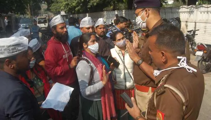 बसपा कार्यालय पर शिक्षक अभ्यर्थियों ने किया प्रदर्शन, मायावती से मिला ये आश्वासन