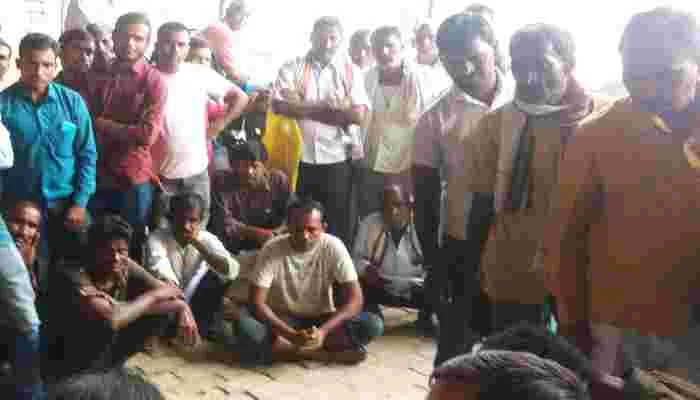 बाराबंकी: टोकन वितरण में मनमानी को लेकर किसानों ने किया हंगामा