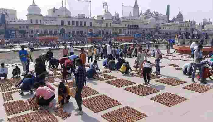 अयोध्या: दीपोत्सव के लिए राम की पैड़ी पर सजने लगे दीये