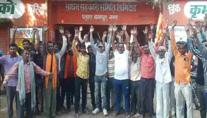 कानपुर: खाद न मिलने पर किसानों ने किया हंगामा