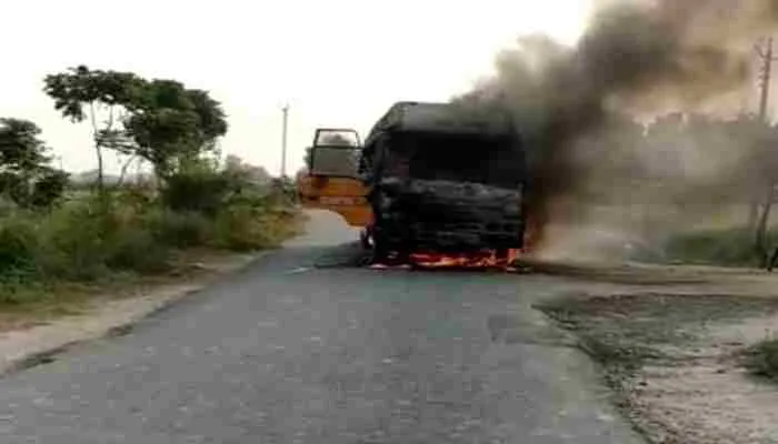 कन्नौज: स्कूल बस बनी आग का गोला, चालक की सूझबूझ से बड़ा हादसा टला