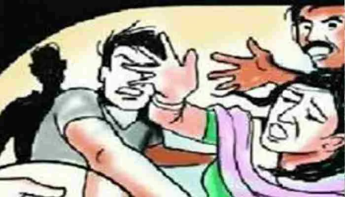 सीतापुर: महिला को दबंगों ने पीटा, वीडियो वायरल, केस दर्ज