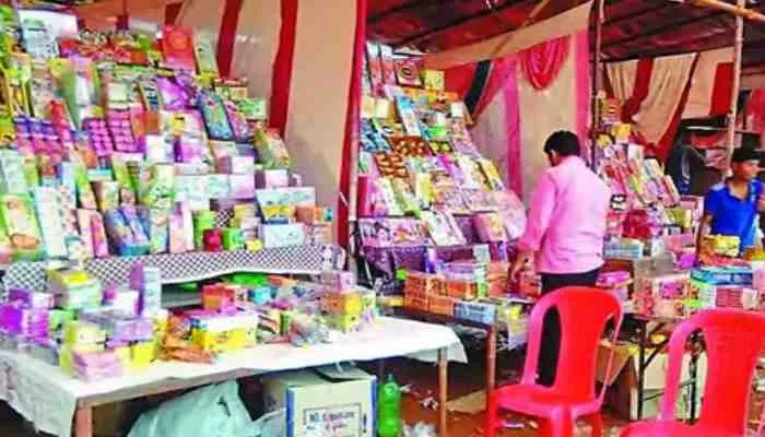 कानपुर: पटाखा कारोबारियों को लाइसेंस हुए जारी, देसी बम बेचने पर होगी एफआईआर