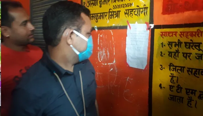कानपुर: जिला पंचायत सदस्य धरने पर बैठे तो किसानों को मिली खाद