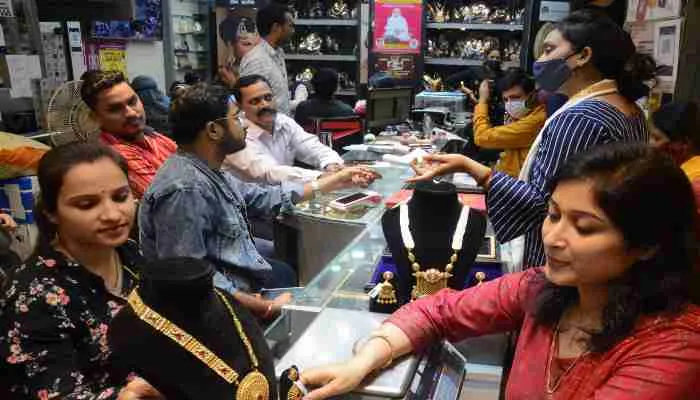 लखनऊ: धनतेरस पर खूब बरसा धन, 2100 करोड़ के पार व्यापार