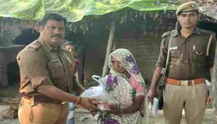 हरदोई: कछौना पुलिस ने गरीब व असहाय लोगों को वितरित किया मिष्ठान