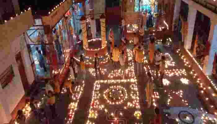 अयोध्या: गोसाईगंज स्थित दुर्गा मंदिर में पहली बार हुआ भव्य दीपोत्सव