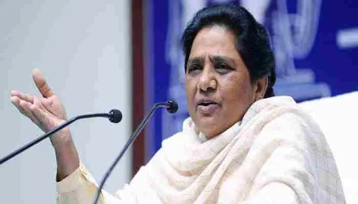 बसपा से निष्कासित लोगों को जगह देना बनेगा सपा के पतन का कारण : मायावती