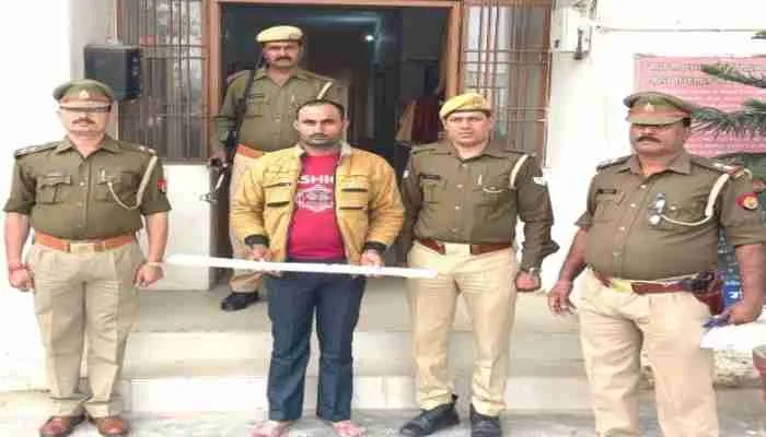 लखनऊ: पिता का हत्यारा बेटा गिरफ्तार, डंडा बरामद