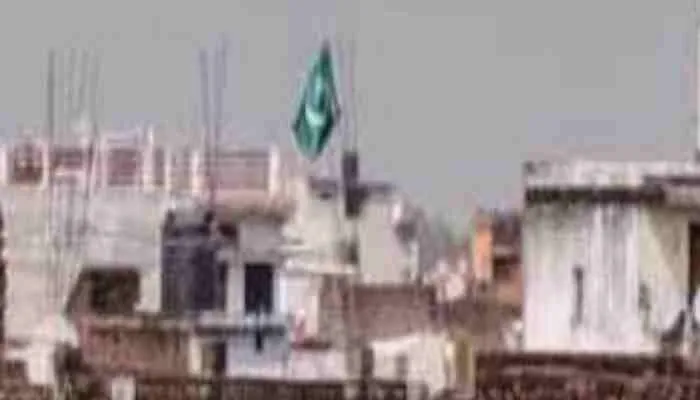 गोरखपुर: मकान की छत पर लगाया पाकिस्तानी झंडा, देशद्रोह का केस दर्ज