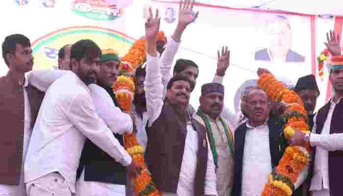 रथ यात्रा लेकर गोरखपुर पहुंचे शिवपाल, कार्यकर्ताओं ने किया स्वागत