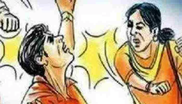 कानपुर: छेड़खानी पर युवती ने शोहदे को बीच सड़क सिखाया सबक