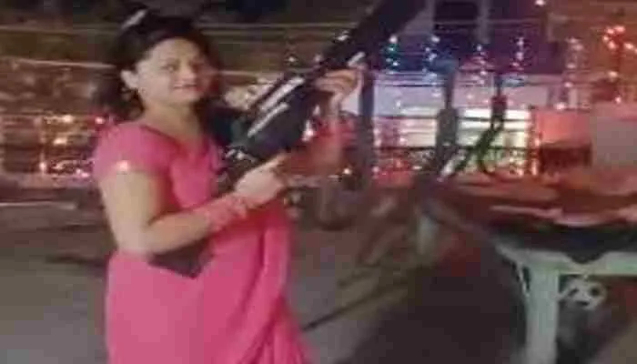 जनसत्ता दल की महिला नेत्री ने की हर्ष फायरिंग, वीडियो वायरल, मचा हड़कंप