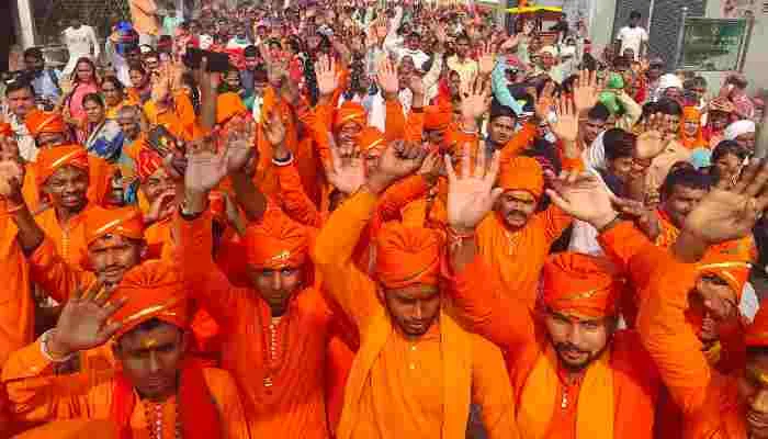 आस्था की डगर पर उतरे लाखों नंगे पांव, जय श्री राम के जयकारों से गूंजी अयोध्या