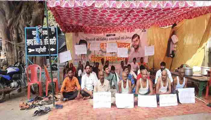 सीतापुर: किसान संगठन ने किया भ्रष्टाचार का दसवां संस्कार, मुंडवाया सिर