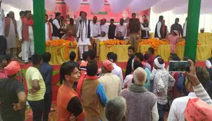 प्रतापगढ़ में सपा की सभा में बवाल, जमकर चले लात घूंसे