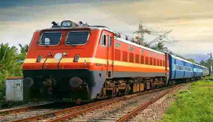 लखनऊ: गोरखपुर-पुणे समेत कई ट्रेनों में लगेंगे नियमित अतिरिक्त कोच