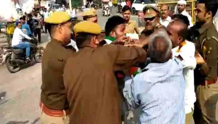 बाराबंकी: खाद की कालाबाजारी से नाराज किसानों ने किया आत्मदाह का प्रयास