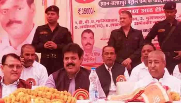 अयोध्या: एक ही मंच दिखे विनय कटियार व बबलू सिंह, लोग निकाल रहे हैं सियासी मायने