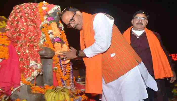 मां अन्नपूर्णा के आगमन पर भाव विभोर हुआ लखनऊ, शंखनाद व पुष्पवर्षा से हुआ स्वागत