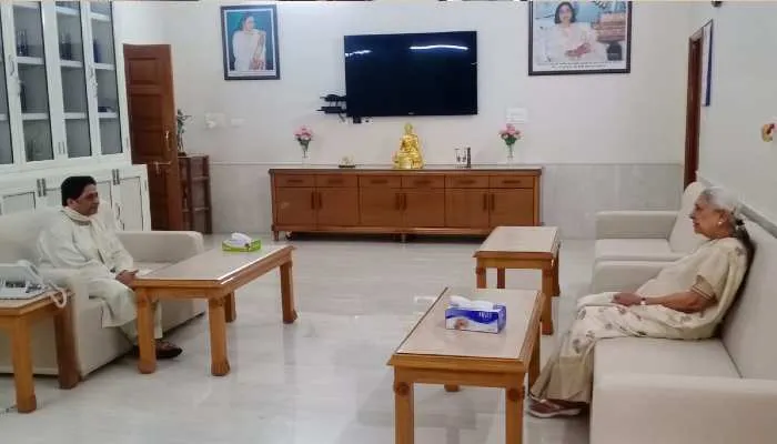 राज्यपाल आनंदीबेन ने मायावती से की मुलाकात, व्यक्त की संवेदना