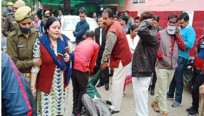 हरदोई: कलेक्ट्रेट कार्यालय में तैनात महिला लिपिक ने लगाई फांसी, मचा हड़कंप
