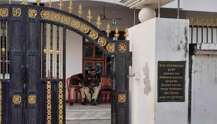 गोरखपुर: मगध विवि के कुलपति के आवास पर विजिलेंस टीम का छापा, 70 लाख रुपए बरामद