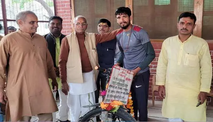 भविष्य बद्री का रज साइकिल से लेकर सौरभ पहुंचे अयोध्या, जानें वजह