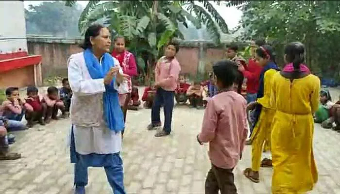 हरदोई: मतदाताओं को जागरूक करने के लिए स्कूलों में हुआ नुक्कड़ नाटक का आयोजन