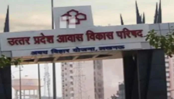 लखनऊ: अधिकारियों के अवैध निर्माण को बचाने में जुटे अभियंता