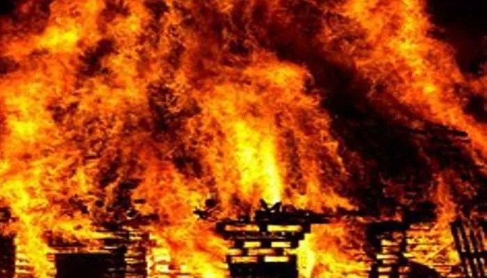 मिर्जापुर: संदिग्ध परिस्थितियों में मकान में लगी आग, बालक समेत चार झुलसे