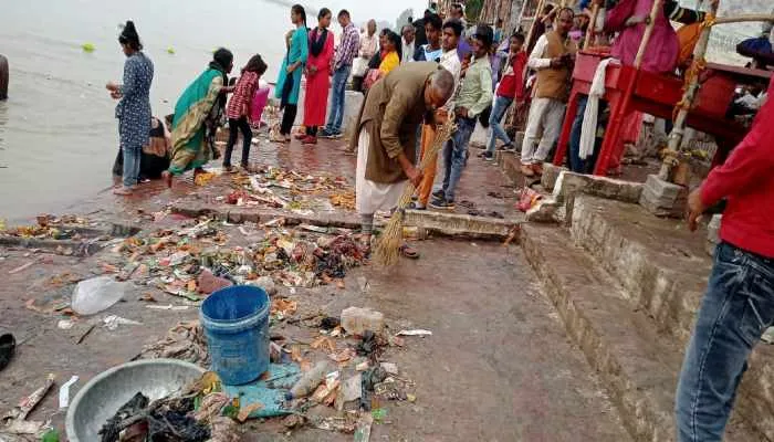 रायबरेलीः गोकना घाट पर फैली गंदगी, मैला दिखा गंगा मैया का आंचल, जानें वजह