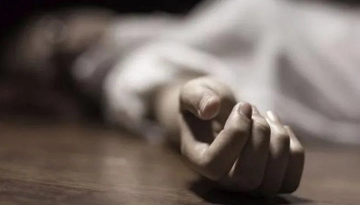 बाराबंकी: संदिग्ध परिस्थितियों में फंदे से लटका मिला युवक का शव, पिता ने लगाया हत्या का आरोप