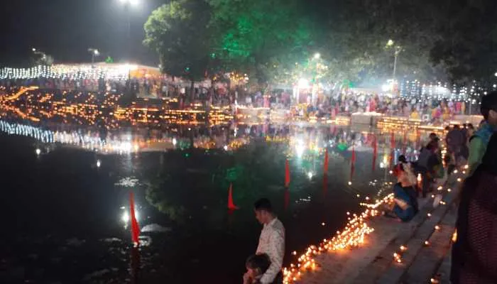 बाराबंकी: देव दीपावली महोत्सव पर लाखों दीयों से जगमगाया श्री शक्ति धाम