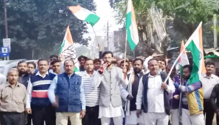 रायबरेलीः कृषि कानून वापस होने पर कांग्रेसियों ने निकाली तिरंगा यात्रा