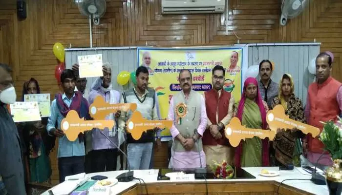 हरदोई: सांसद की अध्यक्षता में पीएम आवास योजना के लाभार्थियों को सौंपी गई चाबी