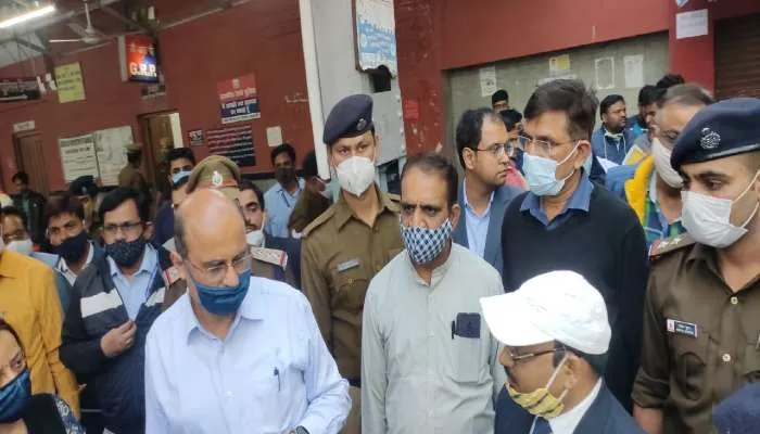 रायबरेलीः मुख्य महाप्रबंधक ने ऊंचाहार रेलवे स्टेशन का किया निरीक्षण