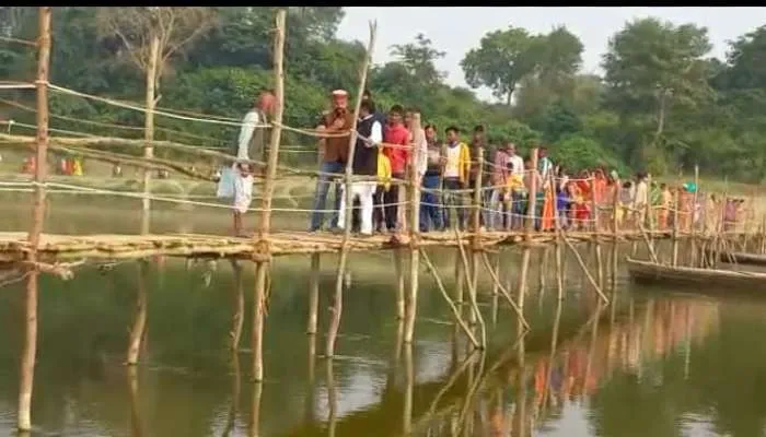 बाराबंकी: ग्रामीणों ने श्रमदान कर गोमती नदी पर बनाया लकड़ी का पुल, जानें वजह