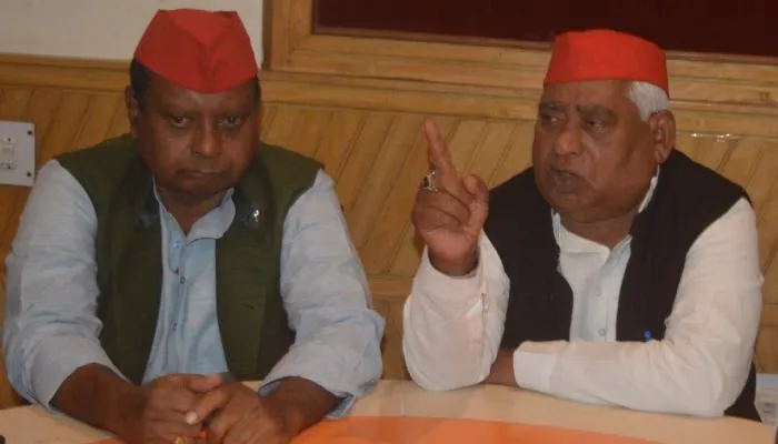 अयोध्या: पूर्व मंत्री ने की महात्मा गांधी से अखिलेश यादव की तुलना, जानें क्या कहा?
