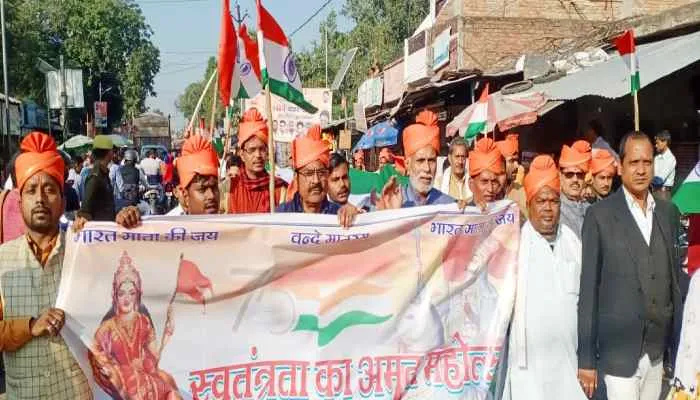 रायबरेलीः छात्र-छात्राओं ने हाथ में तिरंगा लेकर अमृत महोत्सव का किया गुणगान