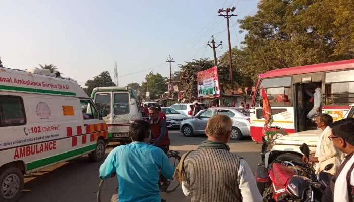 बाराबंकी: सपा कार्यकर्ताओं की लापरवाही से लगा जाम, घंटों फंसी रही एंबुलेंस
