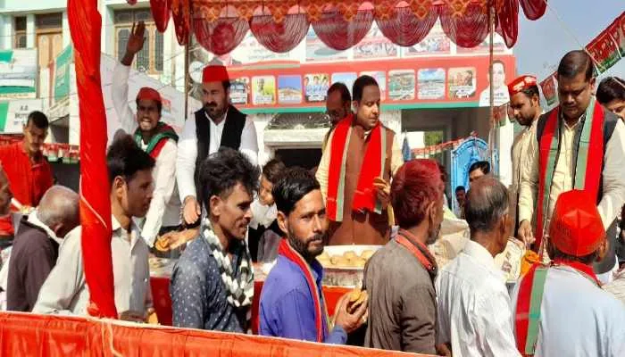 हरदोई: धरती पुत्र मुलायम सिंह यादव के जन्मदिन पर हुआ भंडारे का आयोजन