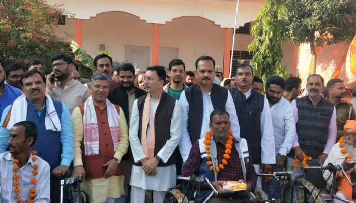 हरदोई: सक्षम संस्था ने दिव्यांगजनों को वितरित किया ट्राई साइकिल
