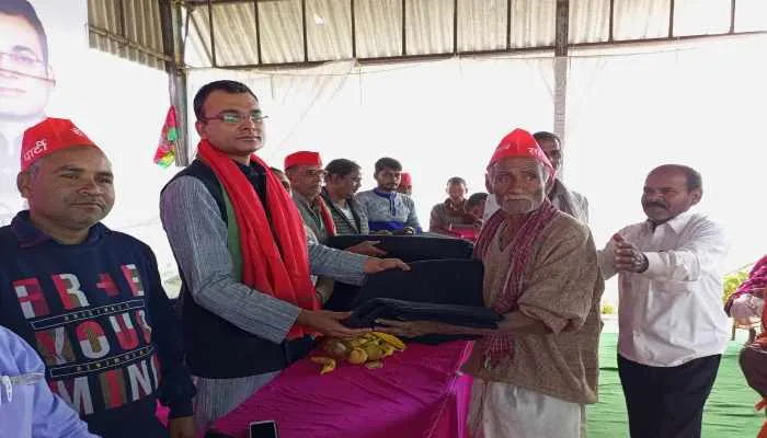 लखनऊ: सपा संस्थापक मुलायम सिंह यादव के जन्मदिन पर हुआ कम्बल वितरण का आयोजन