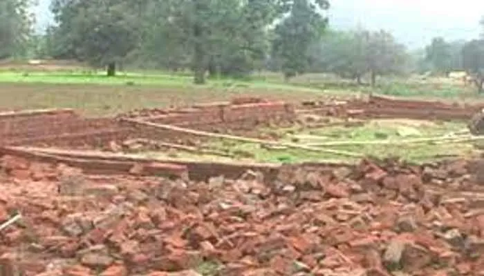 बाराबंकी: विवादित स्थल पर हो रहे अवैध निर्माण को ग्रामीणों ने तोड़ा, जानें पूरा मामला