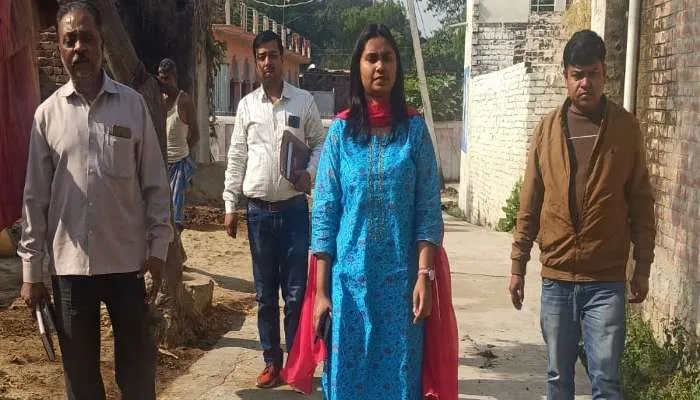 बाराबंकी: विकास कार्यों की जमीनी हकीकत देखने पहुंची बीडीओ, जताई नारजगी