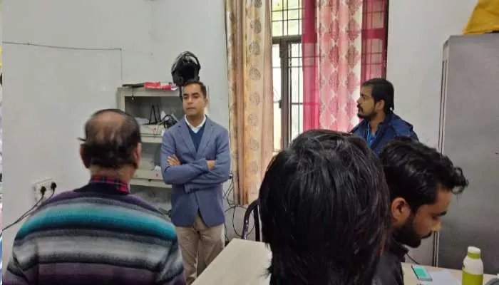 कानपुर: सीडीओ ने वैक्सीनेशन कंट्रोल रूम का किया निरीक्षण