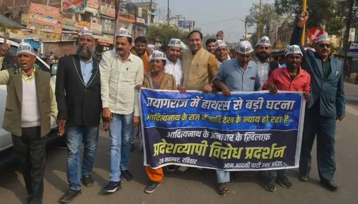 अयोध्या: फाफामऊ कांड को लेकर ‘आप’ ने किया प्रदर्शन, मांगा इंसाफ