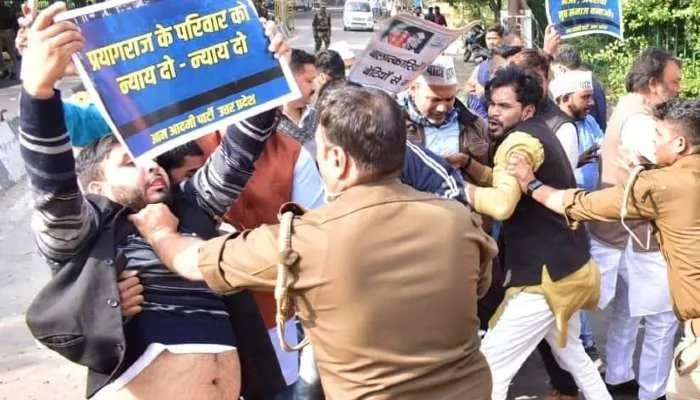 फाफामऊ कांड : ‘आप’ ने किया योगी सरकार के खिलाफ जोरदार प्रदर्शन
