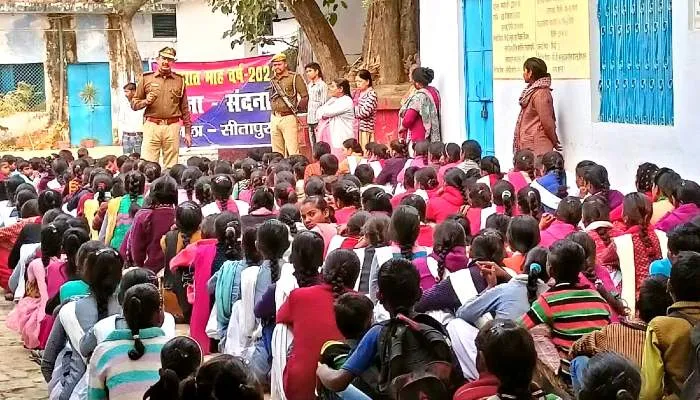 सीतापुर : सड़क सुरक्षा को लेकर स्कूलों में पढ़ाया गया यातायात नियमों का पाठ